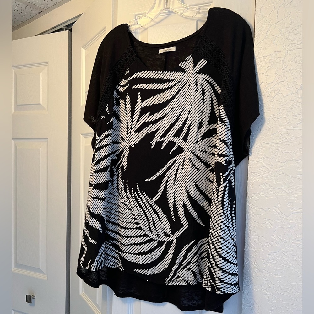 MAURICES BLACK and WHITE HI LO TOP 2x/3x